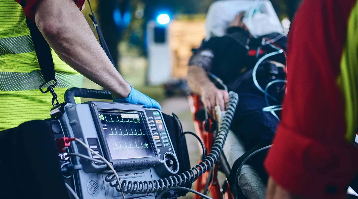 Rettungskräfte untersuchen einen Notfallpatienten mit einem EKG