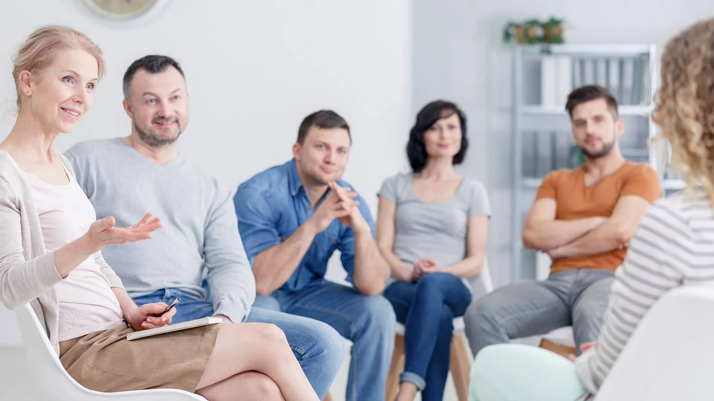 Sechs Erwachsene in einer offenen Gespr&auml;chsrunde.