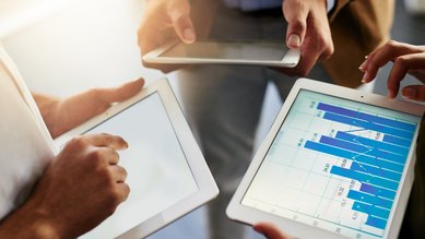 Medizinerin und Patient mit Tablet